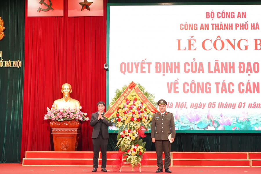 Ông Nguyễn Xuân Văn, Phó Chánh án Tòa án nhân dân thành phố Hà Nội tặng hoa chúc mừng Đại tá Nguyễn Tiến Đạt.