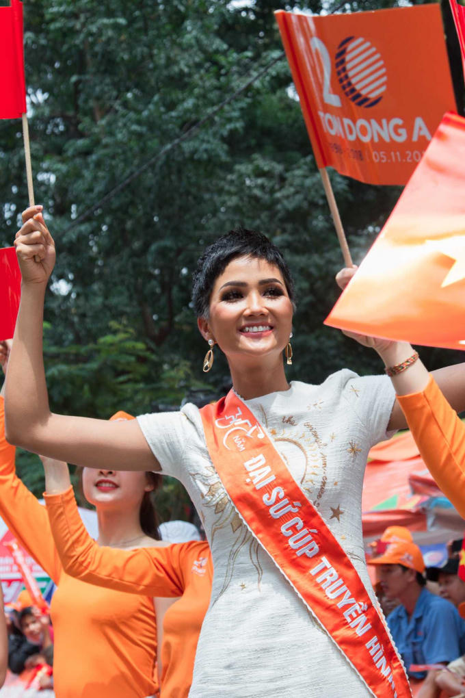 Hoa hậu H'Hen Ni&ecirc; mang xe đạp c&aacute; nh&acirc;n chạy đua c&ugrave;ng c&aacute;c bạn trẻ nh&acirc;n ng&agrave;y 30/04