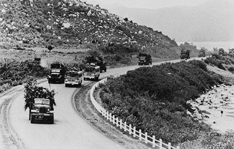 Quân Giải phóng hành quân thần tốc vượt eo biển miền Trung tiến về Sài Gòn, tháng 4-1975.