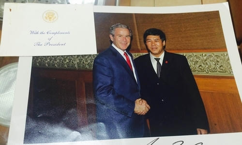 Tổng thống Bush gửi tặng thượng tá Võ Xuân Quang ảnh chụp chung trong phòng riêng kèm chữ ký và card visit (Ảnh: Thượng tá Võ Xuân Quang cung cấp).