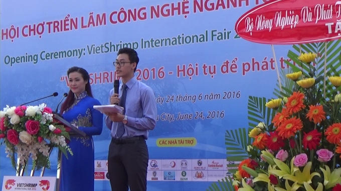 Sân khấu lễ khai mạc hội chợ.