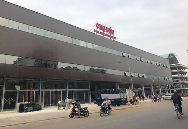 Khu chợ mới khang trang, bề thế hơn được xây dựng ngay trên nền khu chợ cũ bị cháy năm trước.