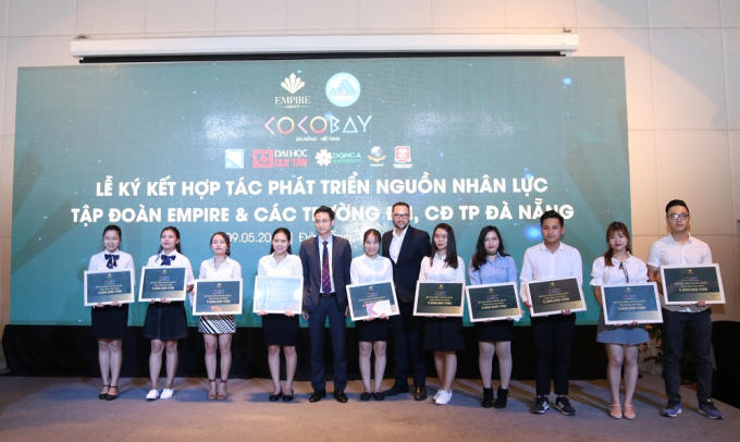 10 sinh vi&ecirc;n nhận học bổng đầu ti&ecirc;n sau khi lễ k&yacute; kết diễn ra.