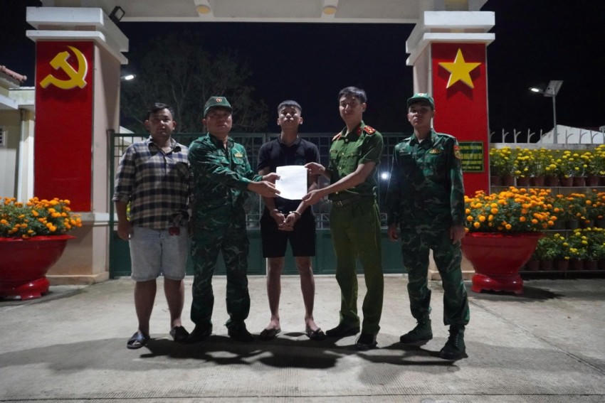 Bàn giao đối tượng Lê Anh Tuấn cho Phòng cảnh sát Hình sự (PC02), Công an TP Hồ Chí Minh. Ảnh: Thành Trung