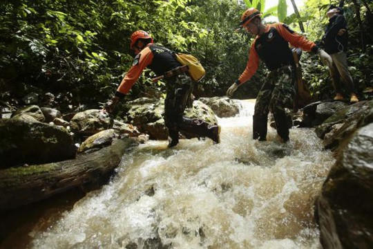 Th&aacute;i Lan: Thả nhu yếu phẩm v&agrave;o hang động, mong cứu sống đội b&oacute;ng mất t&iacute;ch