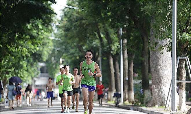 Bác sĩ Linh trên đường chạy hằng ngày. Ảnh: NVCC