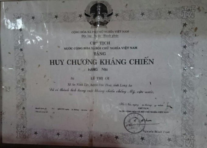 Bà Ơi được tặng Huy chương, có công với cách mạng, hoàn cảnh hiện tại vô cùng khó khăn cần được chia sẻ giúp đỡ.