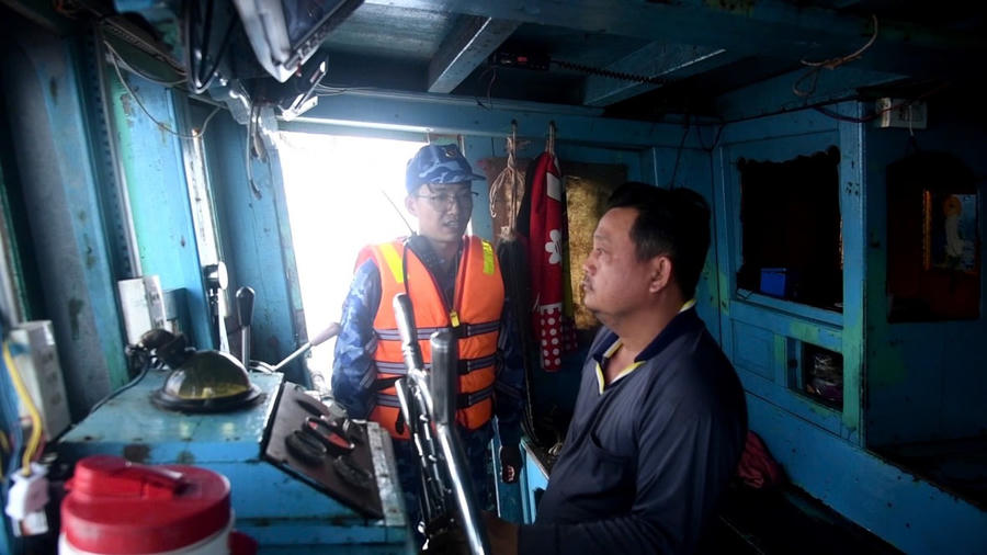 Lực lượng chức năng Bộ Tư lệnh Vùng Cảnh sát biển 4 kiểm tra, lập biên bản đối với tàu cá KG 92574-TS