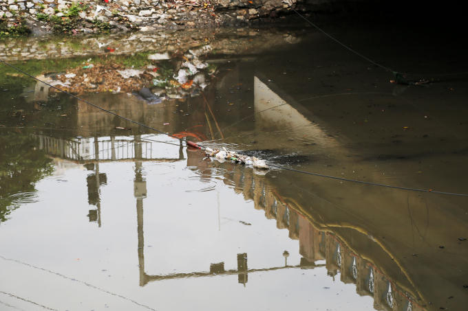 Khi trôi qua đọan có dây điện võng xuống mặt sông thì bị mắc lại.