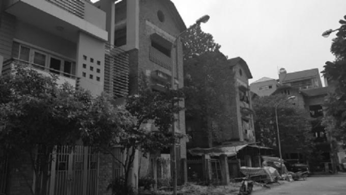 Tòa nhà khu nhà liền kề Sài Đồng đang được cho thuê làm chỗ ở cho công nhân xây dựng.