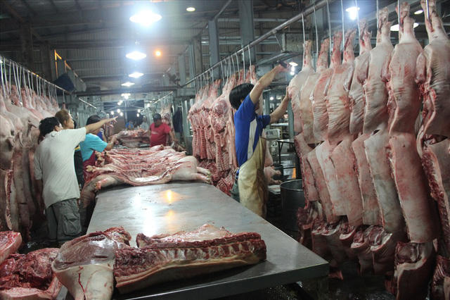 Sau khi tăng giá, hiện giá heo mảnh tại chợ đầu mối ở TPHCM đang giảm mạnh. Ảnh: M.Q