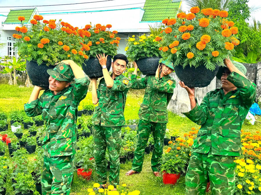 Không khí hối hả trang trí hoa tại Đồn Biên phòng Khánh Hội.