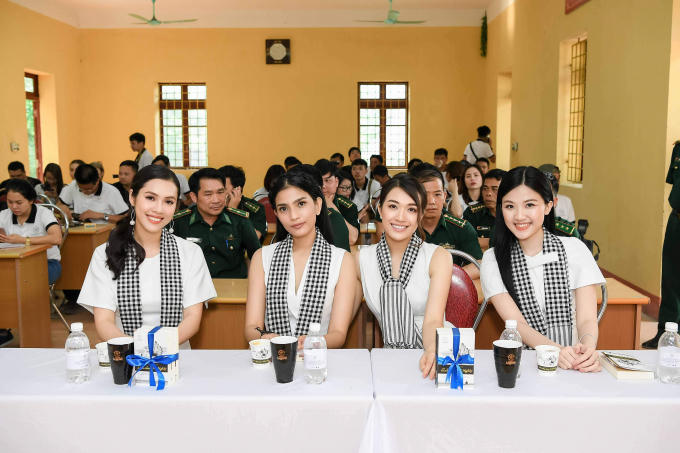 Các người đẹp hoa hậu vượt núi tặng sách cho thanh niên vùng cao