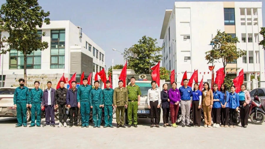 Lực lượng Công an phường Tây Tựu phối hợp với các ban ngành đoàn thể ra quân tuyên truyền đảm bảo trật tự đô thị, trật tự an toàn giao thông phục vụ bầu cử.