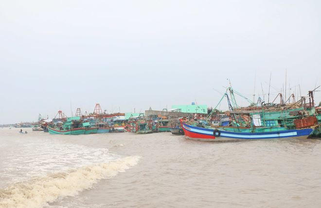 Các phương tiện tàu cá của ngư dân vẫn được neo đậu, chưa ra khơi sau bão.
