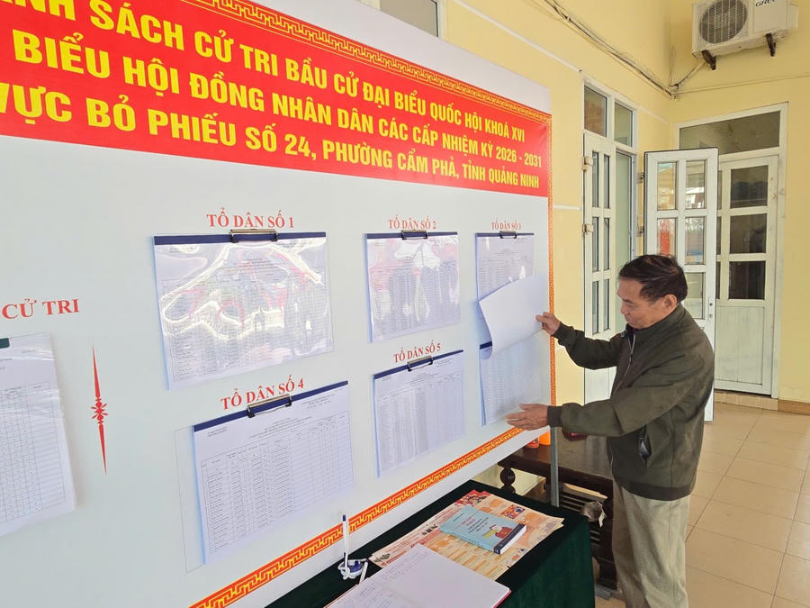 Ông Hoàng Sỹ Bích, Tổ trưởng Tổ dân phố số 6, khu phố Cẩm Thành, phường Cẩm Phả (Quảng Ninh) kiểm tra danh sách cử tri được niêm yết tại khu vực bỏ phiếu số 24, chuẩn bị cho bầu cử đại biểu Quốc hội khóa XVI và đại biểu HĐND các cấp nhiệm kỳ 2026–2031.