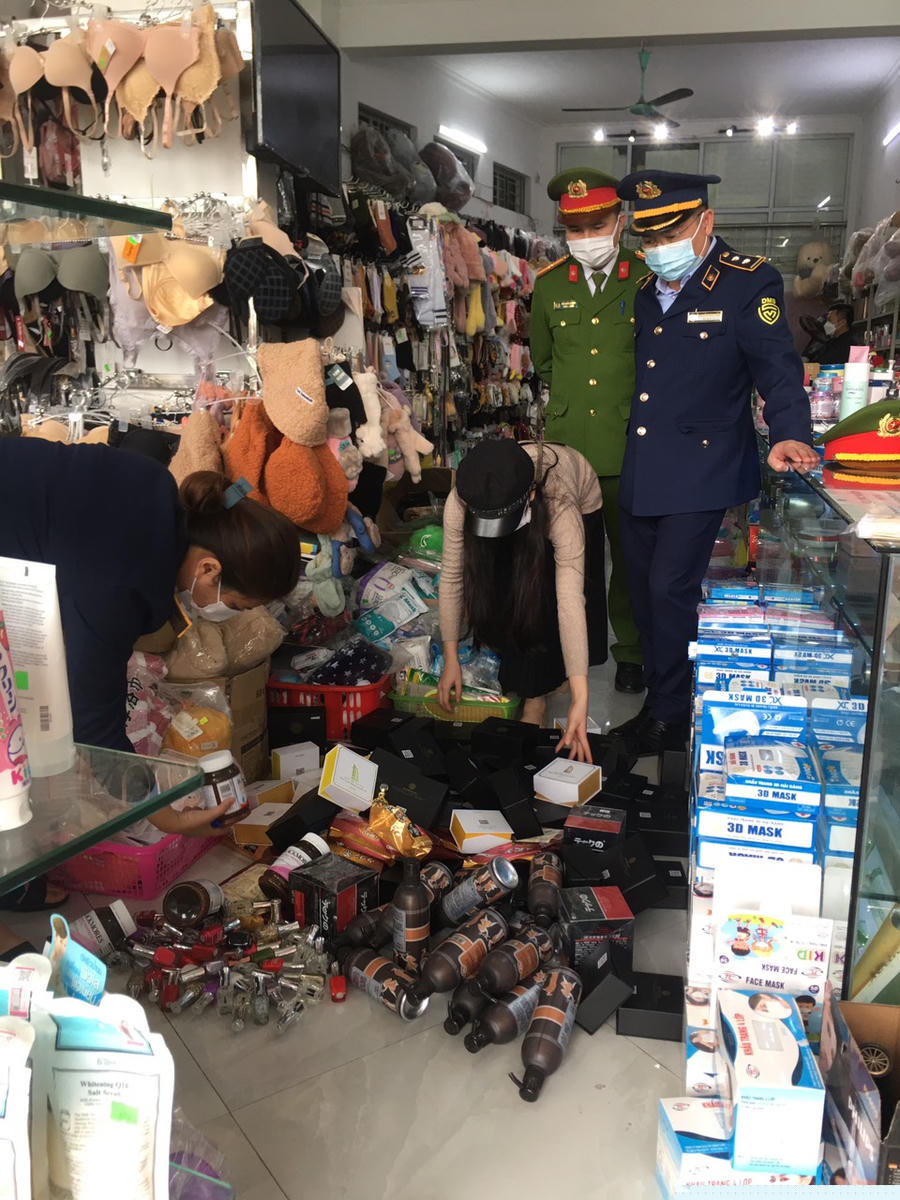 Lực lượng chức năng kiểm tra hàng hóa vi phạm