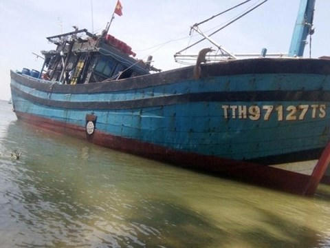 Con tàu bị thủng một lỗ lớn.
