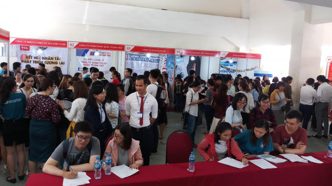 Đông đảo sinh viên và người dân tham gia ngày hội việc làm và hướng nghiệp.