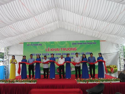 Cắt băng khai trương “Mô hình tuyến phố kinh doanh dịch vụ ăn uống bảo đảm An toàn thực phẩm năm 2018”.