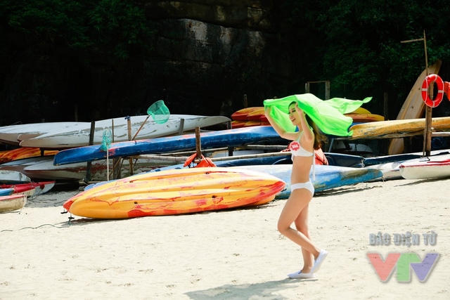 Th&iacute; sinh Hoa hậu Biển khoe d&aacute;ng sexy với bikini tr&ecirc;n b&atilde;i biển hoang sơ