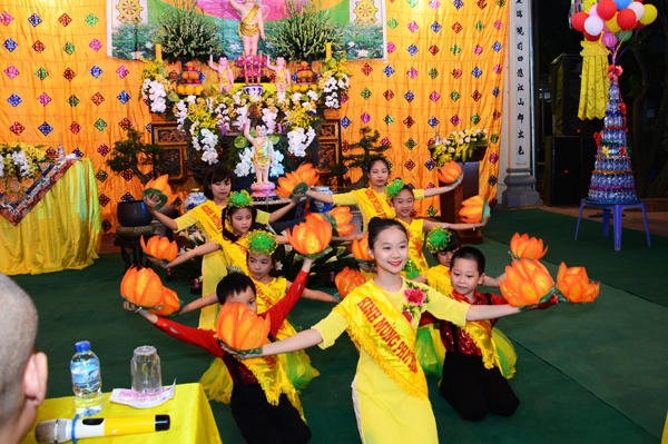 Dâng hoa kính phật.