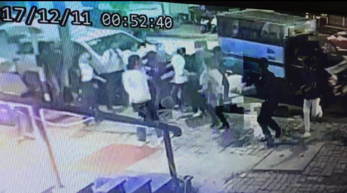 Khi ra về, B. còn lái xe lao về phía ông Giang. (Hình ảnh được trích xuất từ camera)