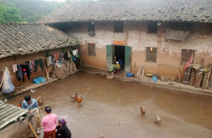 Cuộc sống vốn yên bình tại gia đình ông Thứ hiện nay đang bị đe dọa nghiêm trọng.