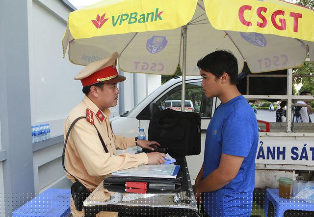 Một cán bộ tổ công tác Y18/141 - Công an TP Hà Nội cho biết: “Tổ công tác chúng tôi là 1 trong 15 tổ được bổ sung, thực hiện trong thời gian 1 năm, làm nhiệm vụ xử lý các trường hợp thanh, thiếu niên điều khiển mô tô, xe máy vi phạm trật tự, ATGT, các phương tiện tham gia giao thông nghi vấn có dấu hiệu tội phạm, tệ nạn xã hội, tàng trữ vũ khí, vũ khí thô sơ, công cụ hỗ trợ khác. Đem bình yên và an toàn cho nhân dân”