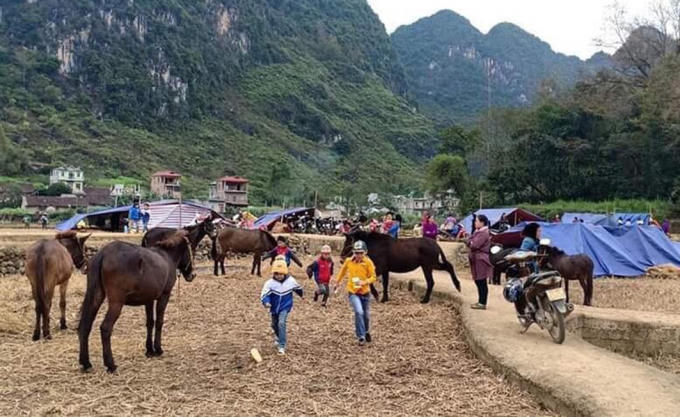Người dân được di dời khỏi vùng nguy hiểm