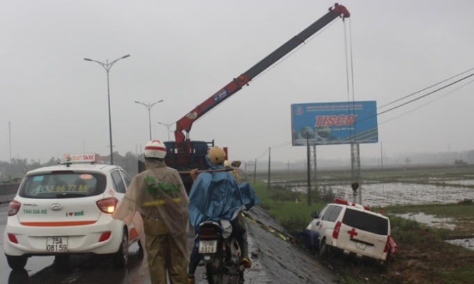 Xe cứu thương đâm đổ cọc tiêu QL1 Thừa Thiên- Huế rồi lao xuống ruộng.