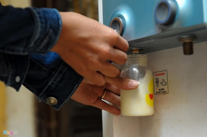 Bình nước nóng, nước lạnh sử dụng miễn phí cho việc uống, pha sữa hay pha mì tôm.