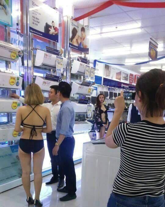 Những cô gái trong trang phục bikini phản cảm đang tiếp thị và giới thiệu sản phẩm (Ảnh: M.H.).
