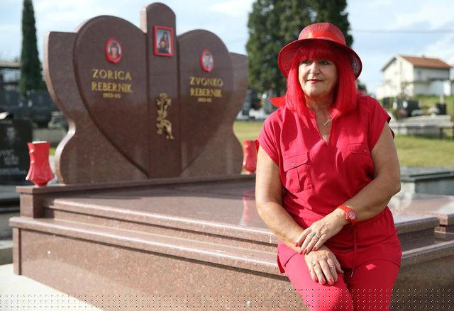 Zorica Rebernik đã dành gần như cả cuộc đời cho màu đỏ và thậm chí lên kế hoạch này cho cả cái chết. Bà đã đặt đá làm mộ cho mình và chồng có màu đỏ đặc biệt được nhập khẩu từ Ấn Độ.