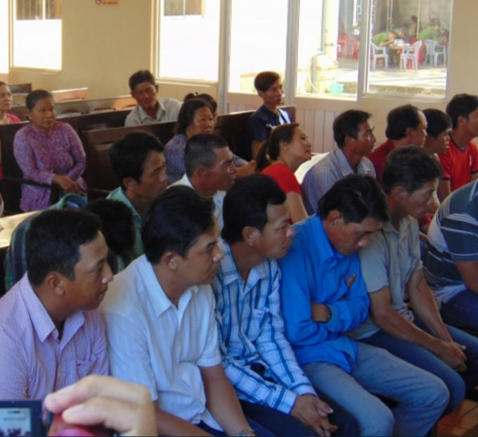 Tèo "ruồi" cùng đồng phạm tại tòa. (Ảnh: báo Pháp luật xã hội).