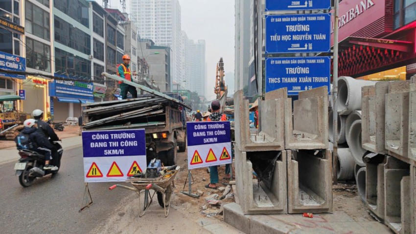 Tuyến đường thi công được đặt các biển hạn chế, tuy nhiên thời điểm cận tết lưu lượng giao thông đi qua tuyến đường này rất cao.