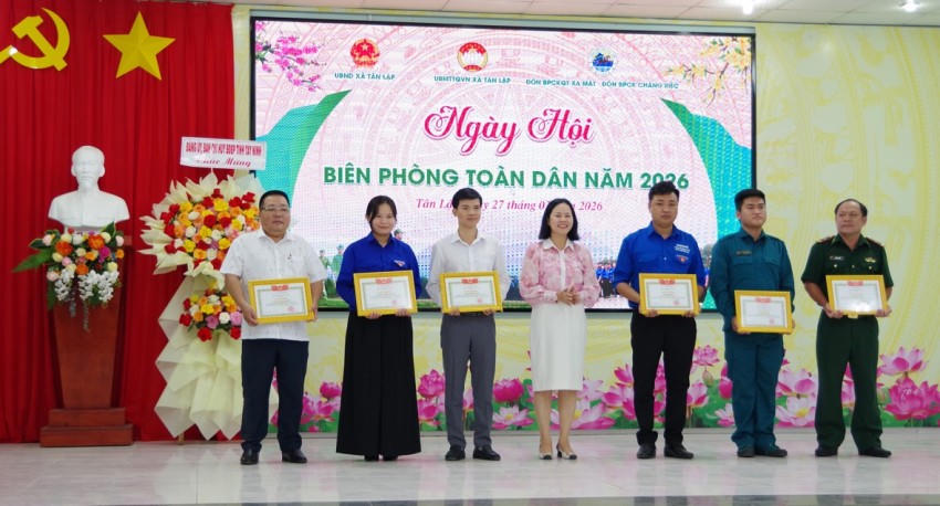 Lãnh đạo xã Tân Lập trao Giấy khen cho các cá nhân