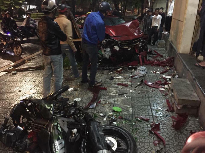 Huế: &Ocirc; t&ocirc; &ldquo;đi&ecirc;n&rdquo; g&acirc;y tai nạn li&ecirc;n ho&agrave;n, một người thiệt mạng