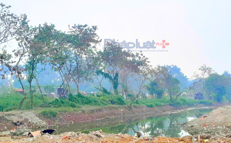 Bên cạnh dự án là khu ngĩa trang Liên Ngạc.