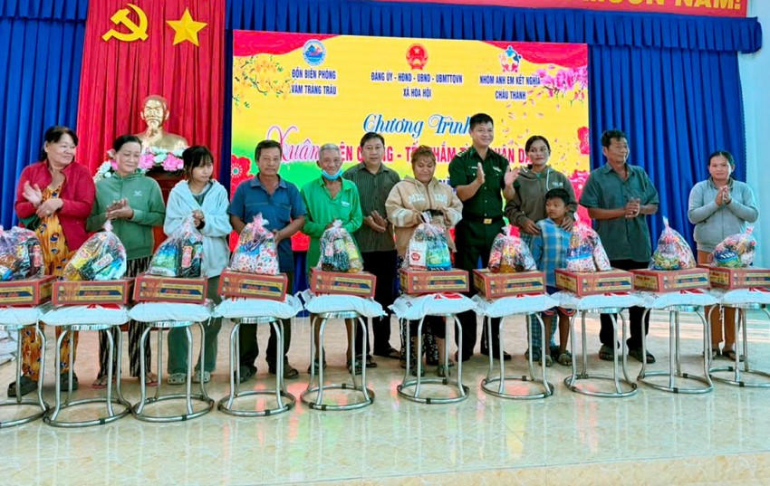 Đồn Biên phòng Vàm Trảng Trâu phối hợp trao tặng quà cho người dân tại Chương trình