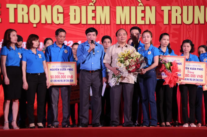Thủ tướng Chính phủ Nguyễn Xuân Phúc  trao tặng 20 "Mái ấm công đoàn” có trị giá 1 tỷ đồng cho công nhân lao động có hoàn cảnh khó khăn.