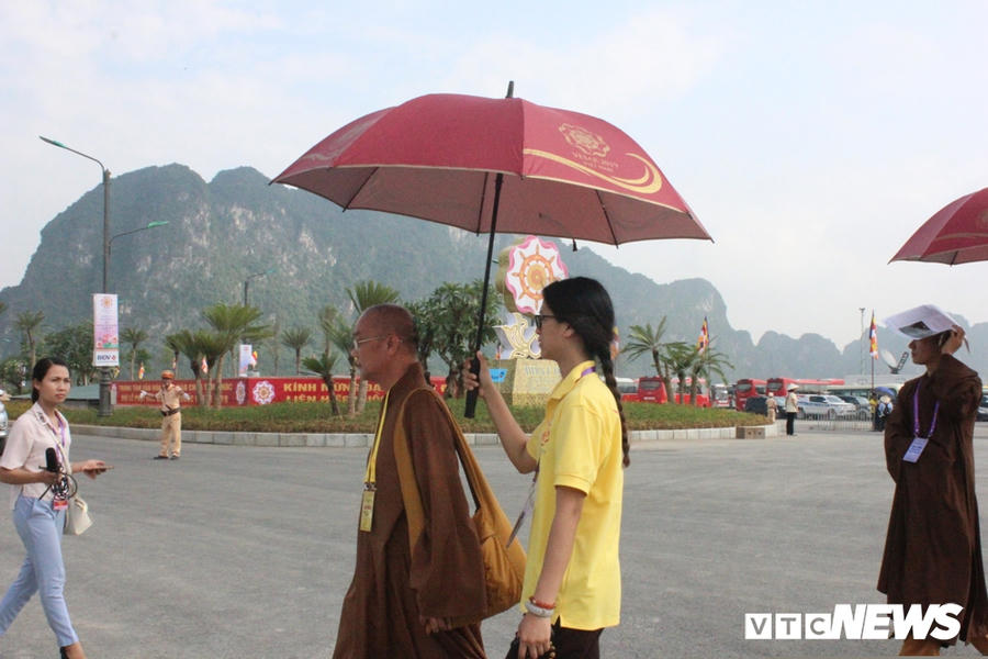 Anh: Tinh nguyen vien doi nang huong dan dai bieu trong Dai le Phat dan Vesak 2019 hinh anh 5