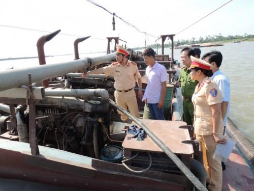 Lực lượng chức năng đang kiểm tra và bắt giữ tàu hút cát trái phép ( Ảnh: CA Hà Nam cung cấp)