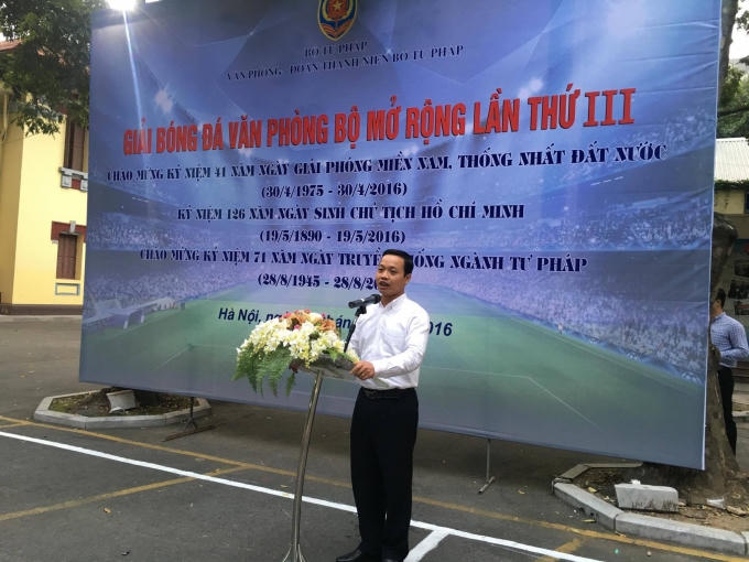 Ông Trần Tiến Dũng, Ủy viên Ban cán sự Đảng, Thứ trưởng Bộ Tư pháp tuyên bố khai mạc giải.