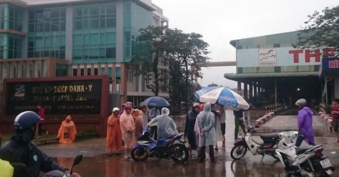 Người dân từng nhiều lần vây hai nhà máy thép để phản ứng