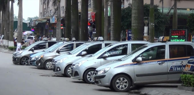 Những hàng dài ô tô được nêm chật kín tại không gian công cộng của Khu đô thị Đại Thanh.