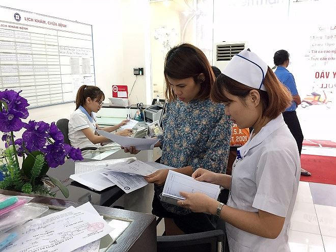 Nhân viên y tế hướng dẫn bệnh nhân làm thủ tục