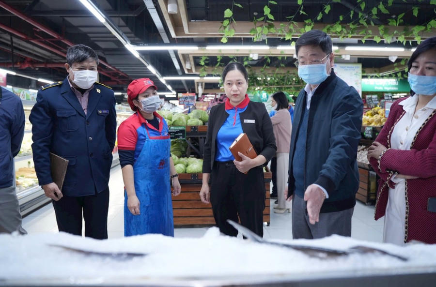 Đoàn kiểm tra liên ngành kiểm tra tại siêu thị MM Mega Market Thanh Xuân. Ảnh Tiền Phong