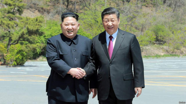 Chủ tịch Trung Quốc Tập Cận Bình (phải) và nhà lãnh đạo Triều Tiên Kim Jong-un (Ảnh: Reuters)