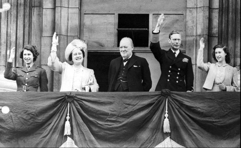 Cựu Thủ tướng Anh Winston Churchill và gia đình hoàng gia trên ban công Cung điện Buckingham ở London vào VE Day.